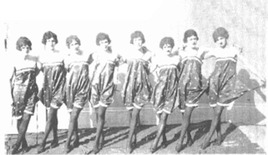 A 1922 Haresfoot chorus line.