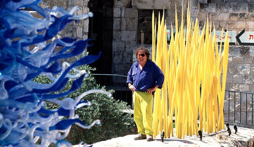 Dale Chihuly with Blue Tower, Star, and Yellow Spears in Jerusalem in 1999. (Image courtesy of Chihuly Studio.) Dale Chihuly with Blue Tower, Star, and Yellow Spears in Jerusalem in 1999.