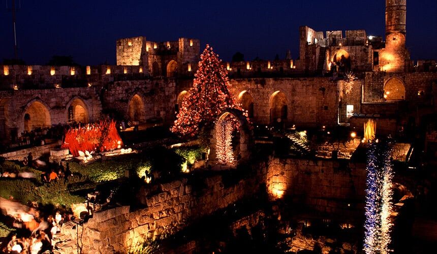 Chihuly in the Light of Jerusalem 2000. (Image courtesy of Chihuly Studio.) Chihuly in the Light of Jerusalem 2000.