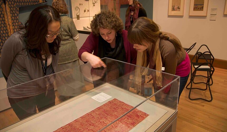 Jessica Sack teaching middle-school students at museum. (Photo courtesy of Jessica Smolinski / Yale University Art Gallery.) Jessica Sack teaching middle-school students at museum.