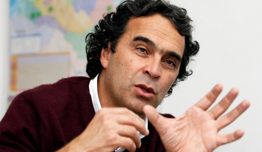 Colombian independent presidential candidate Sergio Fajardo speaks during an interview with Reuters in Medellin June 23, 2009. (Image courtesy of REUTERS / Alamy Stock Photo.) Sergio Fajardo during an interview.