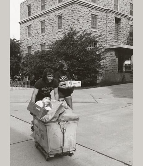 Students moving in to Kronshage Halls in 1975.