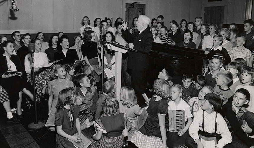 Music professor Edgar “Pop” Gordon talking to UW students.