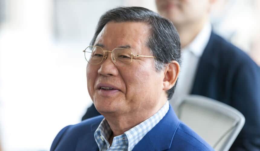 Hur Dong-Soo was Distinguished Alumni Award honoree. (Photo by Andy Manis.) Hur Dong-Soo was Distinguished Alumni Award honoree.