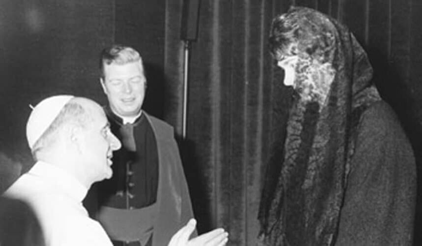 Pope Paul VI receiving Jean Wilkowski during her time as First Secretary of the Embassy.