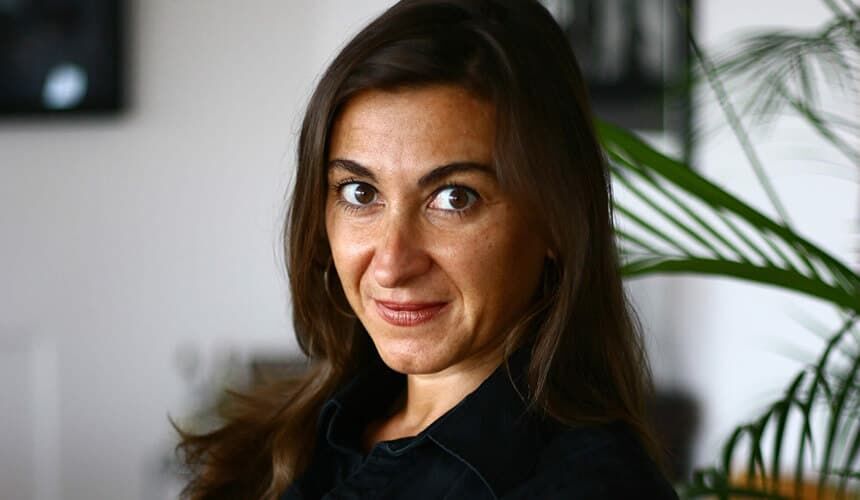 Lynsey Addario posing for a portrait photo.