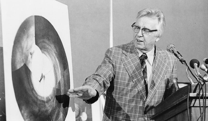 Verner Suomi, Vonder Haar's doctoral advisor, explains an image during a lecture.